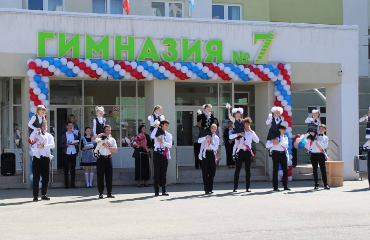 Праздник грустный и весёлый.